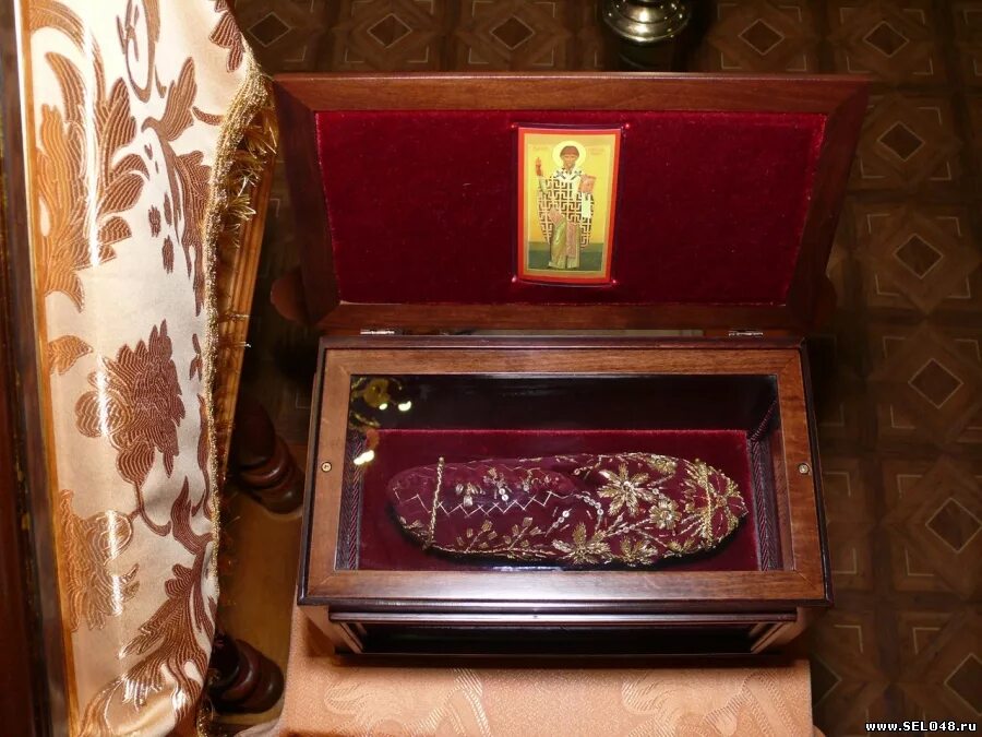 Башмачок спиридона тримифунтского в москве. Сапожок святого спиридона тримифунтского. мощи святого спиридона тримифунтского.