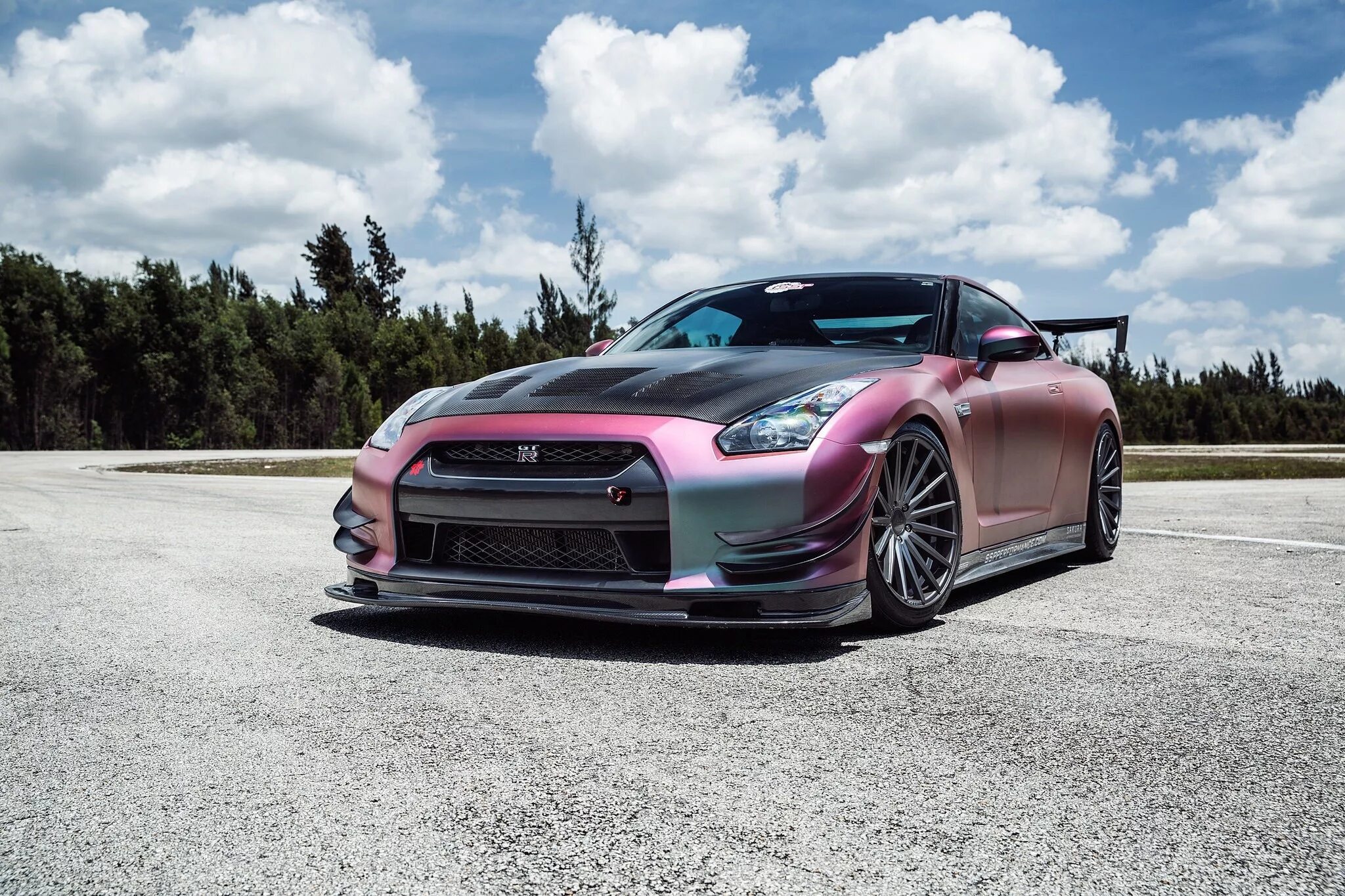 Tune машина. Nissan GTR r35. Ниссан ГТР 35 розовый. Nissan GTR r35 Purple. Nissan GTR r35 Custom.