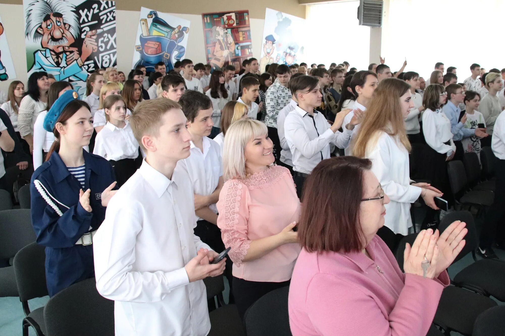 Гу лнр гимназия 52. Вручение наград. Преподаватели 20 школы лнр. Вручение наград. Учителя лнр.