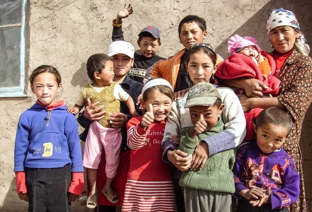 Дети Азии. Дети средней Азии. Средняя Азия люди. Бедные семьи Кыргызстан. Дети киргизов