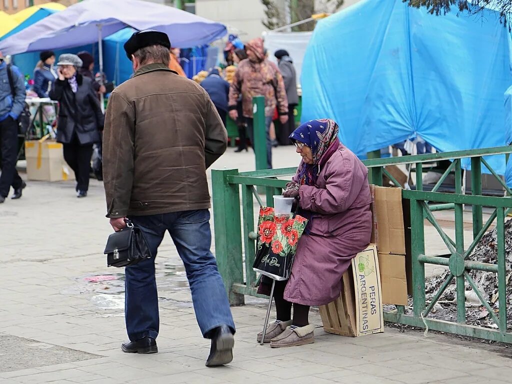 Труд и нищета. Нищие пенсионеры. пенсионеры в россии нищета. нищие пенсионеры россии. бедные россияне.