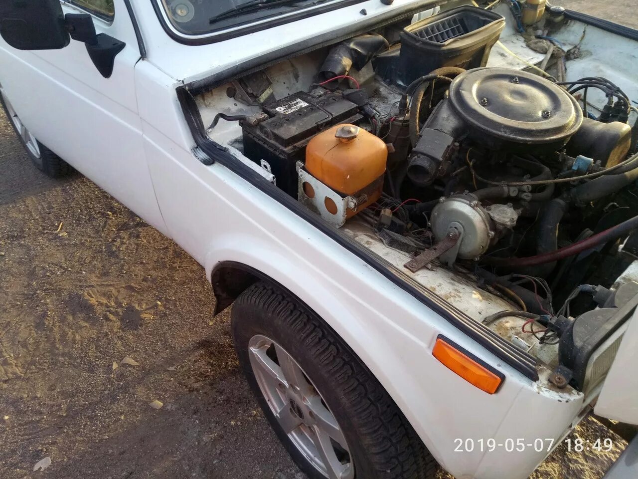 Ваз 2121 под капотом. Подкапотное пространство ваз 2121. Ваз 2121 под капотом. Подкапотка нива 2121 карбюратор. Ваз 21213 под капотом.