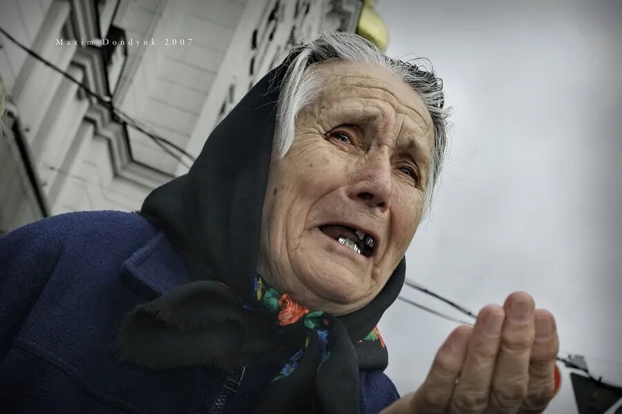 Кладбище. Похороните меня за плинтусом фильм бабушка. Старуха издевается. Бабуля с автоматом на украине. Кладбище.