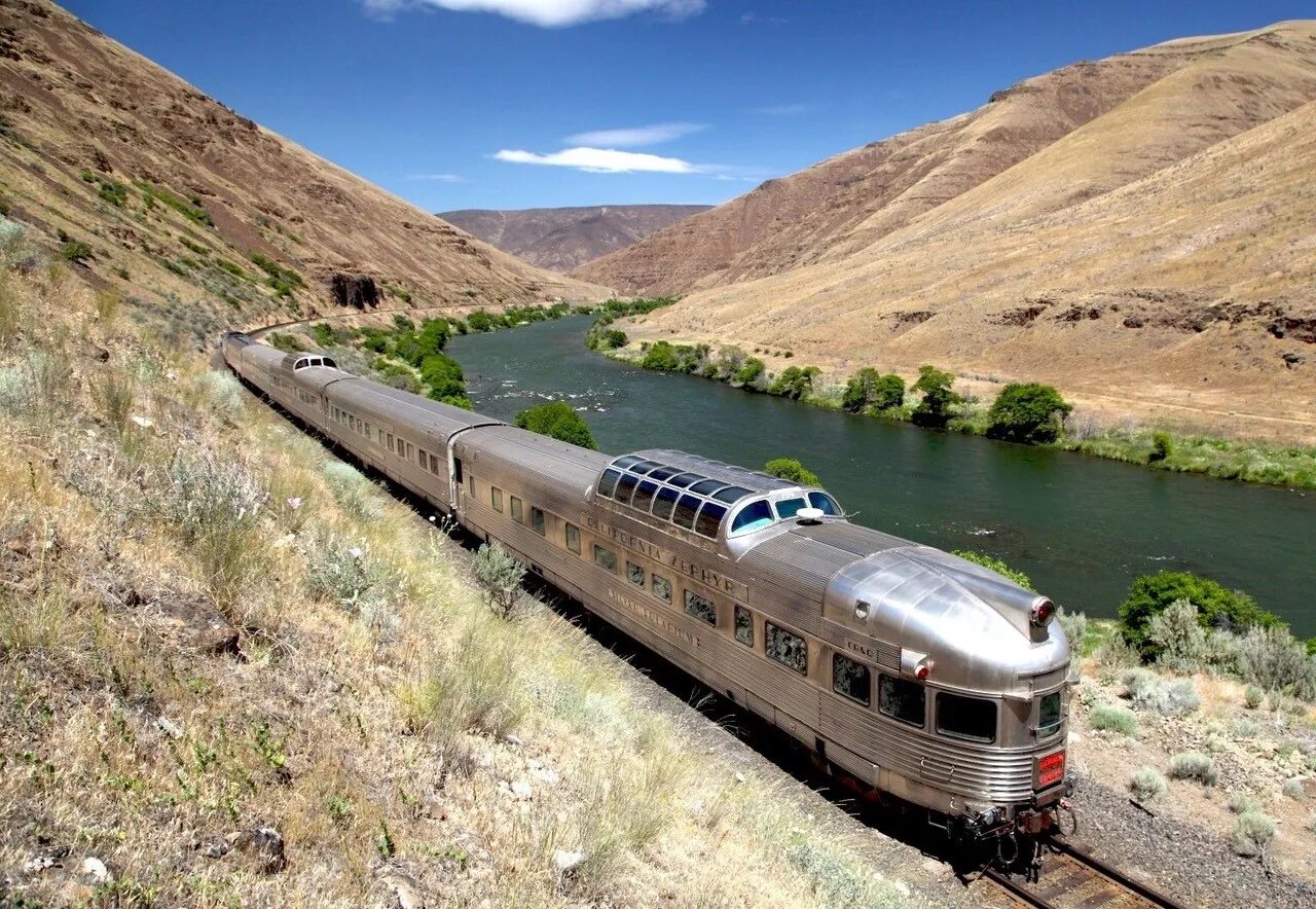 Длинные вагоны поездов. Поезда Америки Amtrak. California Zephyr поезд. Поезд Амтрак Калифорния. Пассажирские поезда в США.