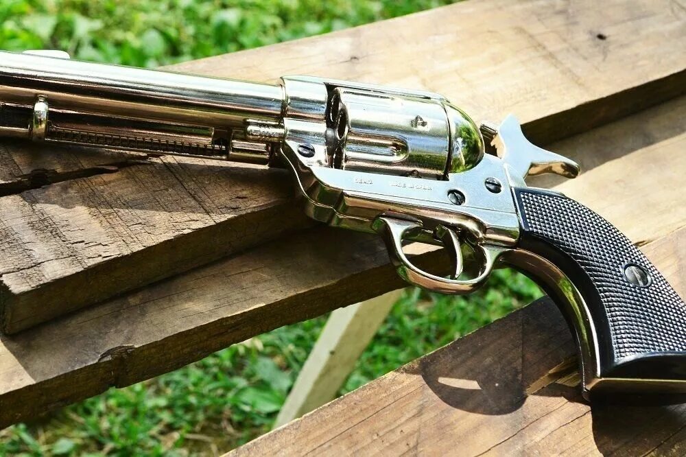 Кольт 45 калибра. Colt m1873 Single Action Army. Револьвер Colt m1873 Peacemaker. Colt 1873 Single Action Army Revolver. Револьвер Colt saa m1873 «Peacemaker».