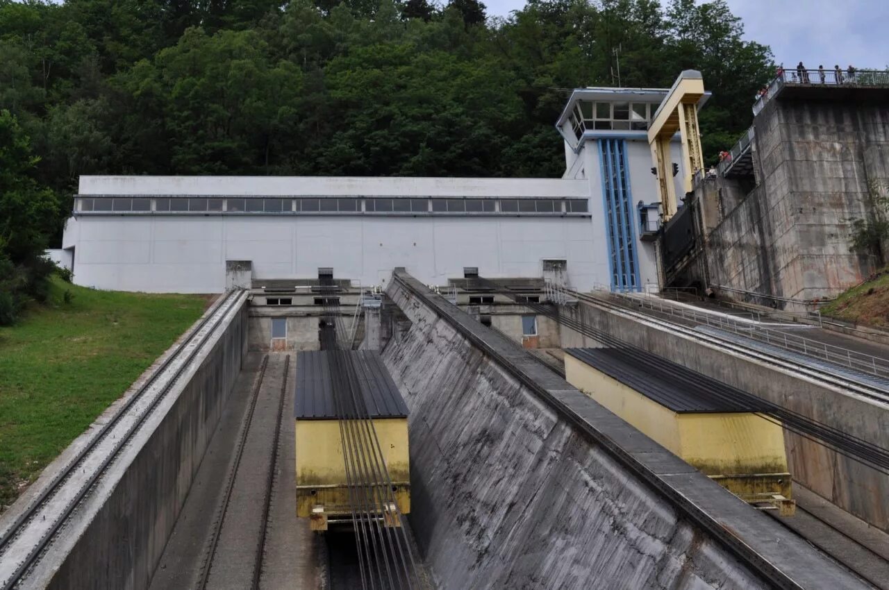 Судоподъемник гэс три ущелья. Судоподъемник дивногорск. Шлюз лифт для кораблей. Рыбоподъемник краснодарского водохранилища. Судоподъемник гэс три ущелья.