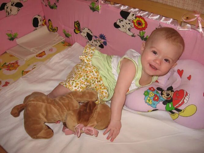 Ребенок переворачивается на живот во сне. К чему снятся дети во сне. Зарядка в подгузниках. Сонник младенец обкакался. Приснился обкаканный ребенок.