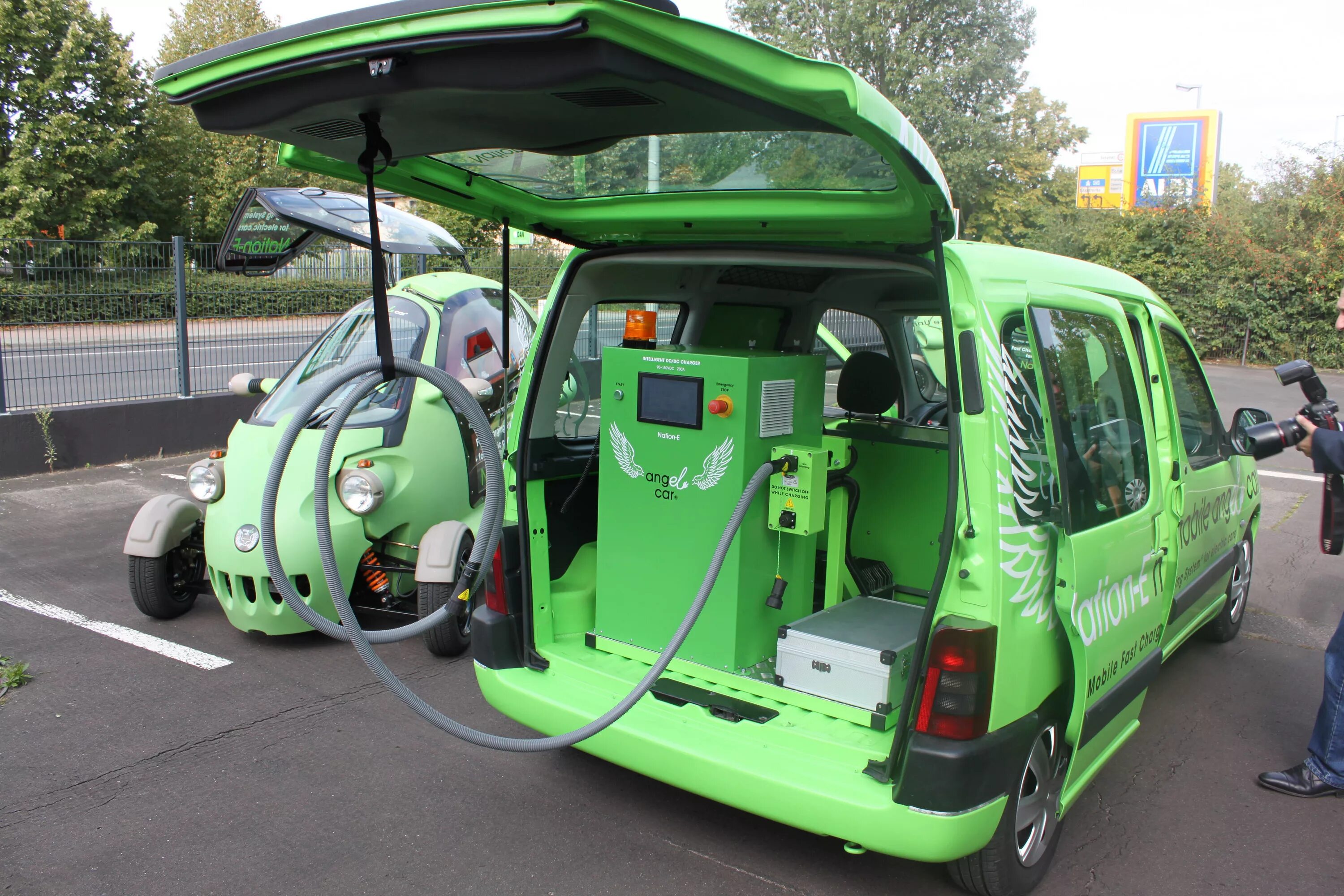 Мобильная зарядная станция. Зарядка электромобилей Charging Station. Volkswagen Electric car charge. Ларгус ev электромобиль. Schneider Electric электрозаправка.