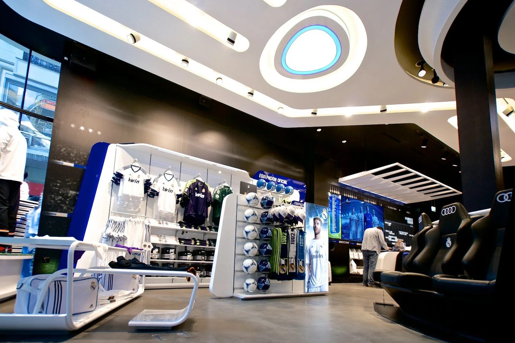 Интерьер часовых бутиков. Официальный магазин реал мадрид. Really store. Real 2 махачкала. Реал сеть магазинов официальный сайт.