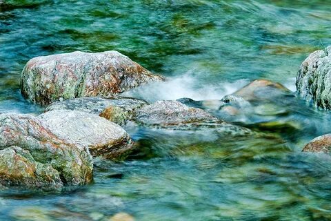 Источенные водой камни и море