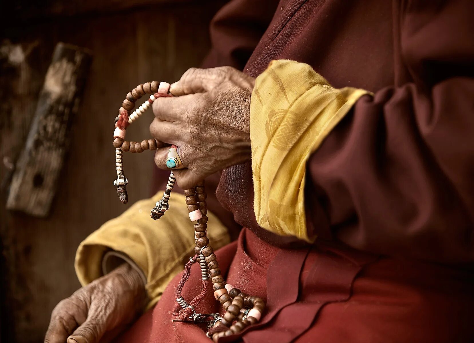 сангха в буддизме. буддийские учителя. мантры для трудных времен диск. буддистский монах тибет. медитация монах.