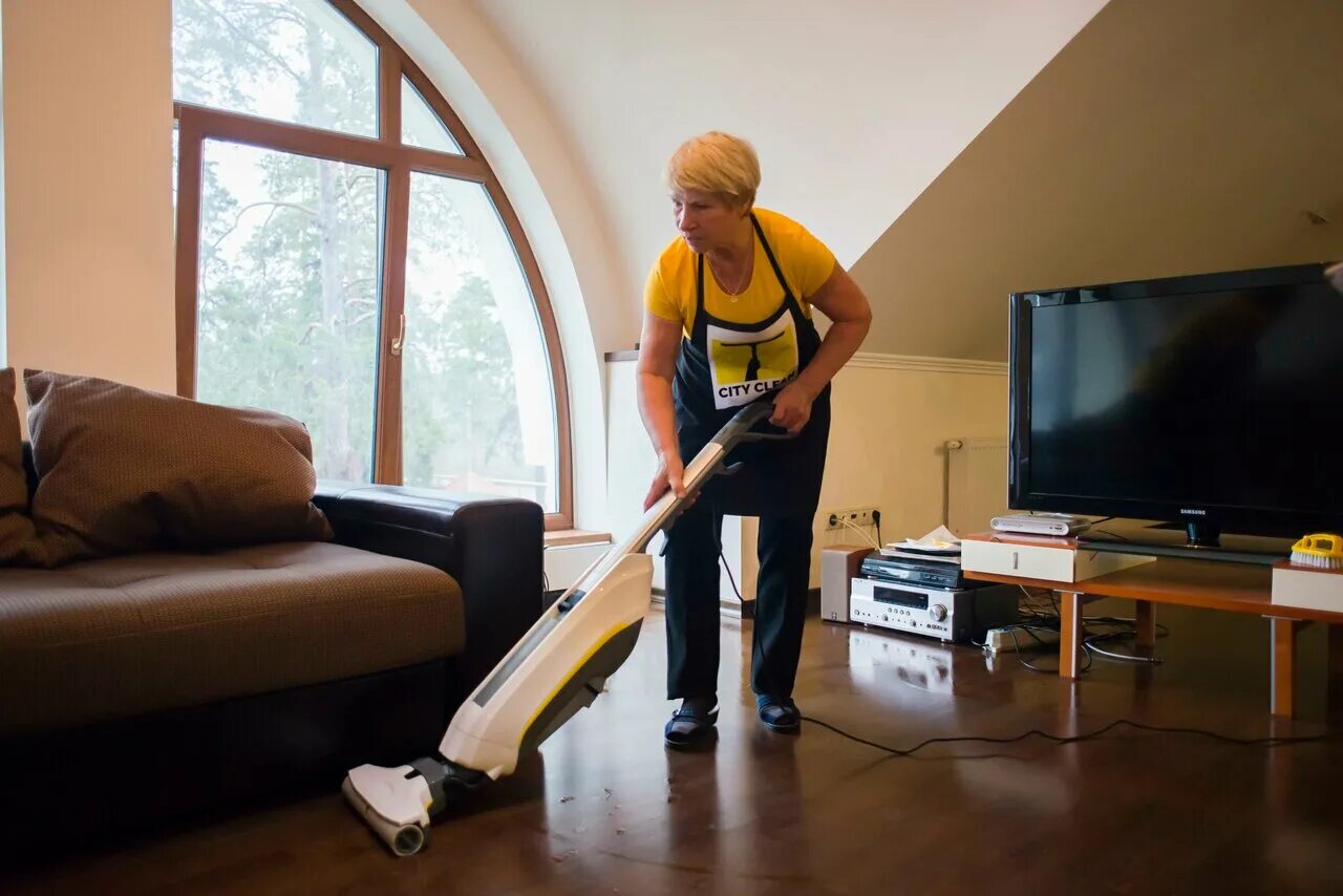 к чему снится убирать полы. мужчина с пылесосом. к чему снится уборка в доме. мыть полы во сне к чему снится женщине. к чему снится убирать полы.