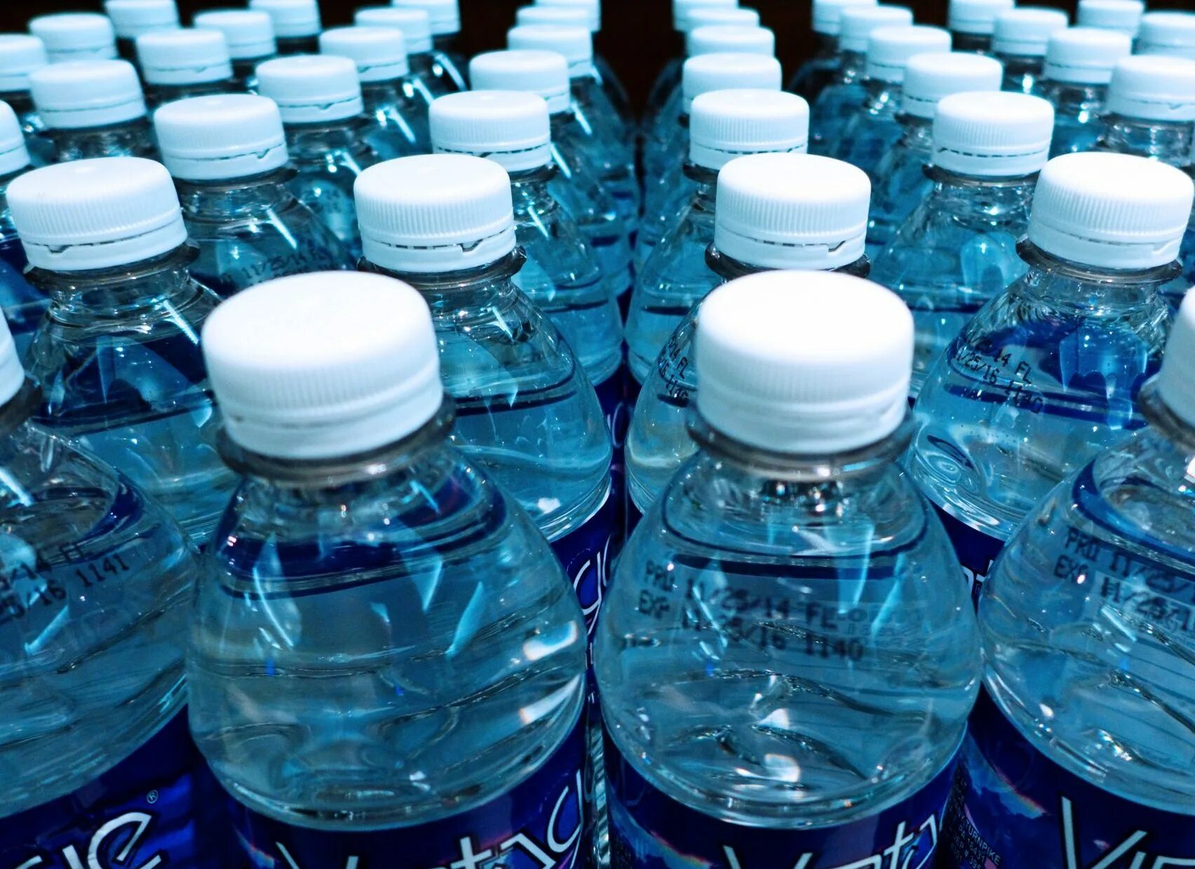 Фирмы питьевой воды. Красивые пластиковые бутылки. Бутылка для воды. Бутилированная вода. Пластиковые бутылки Эстетика.