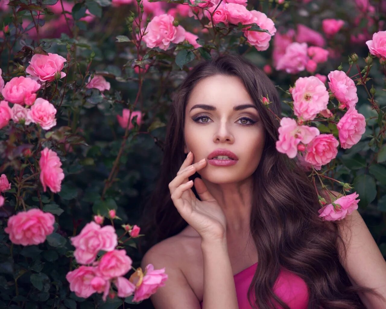 Девушка с зонтом. Модели эстетика фэшн. Обои девушки. Девушка в розовом платке. Pink models.