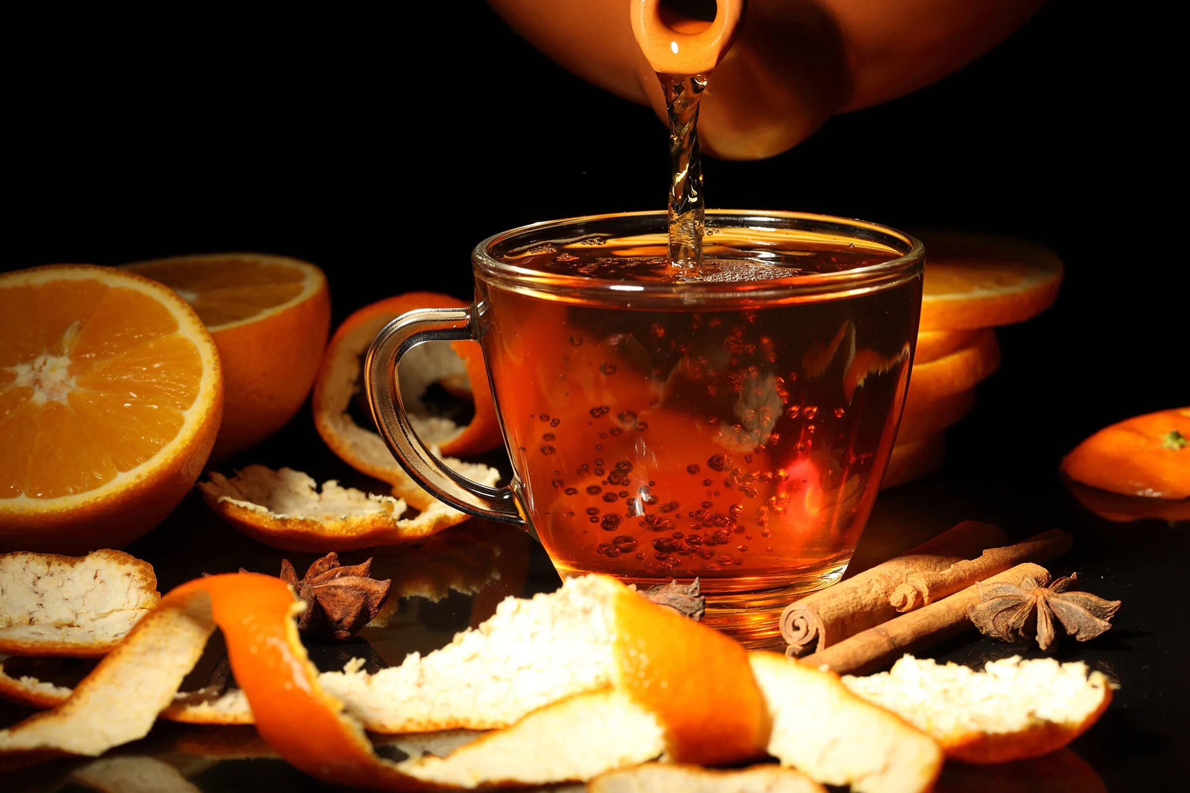 Некоторые люди любят пить зимой витамины напиток. Чашка чая. Чай с апельсином. Ароматный чай. Чай с лимоном.