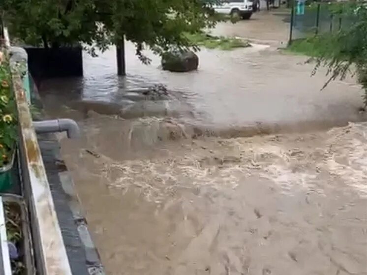 Наводнение во Владивостоке. Уссурийск топит 2023. Озеро вышедшее из берегов. Наводнение во Владивостоке 2023. Озера выходят из берегов