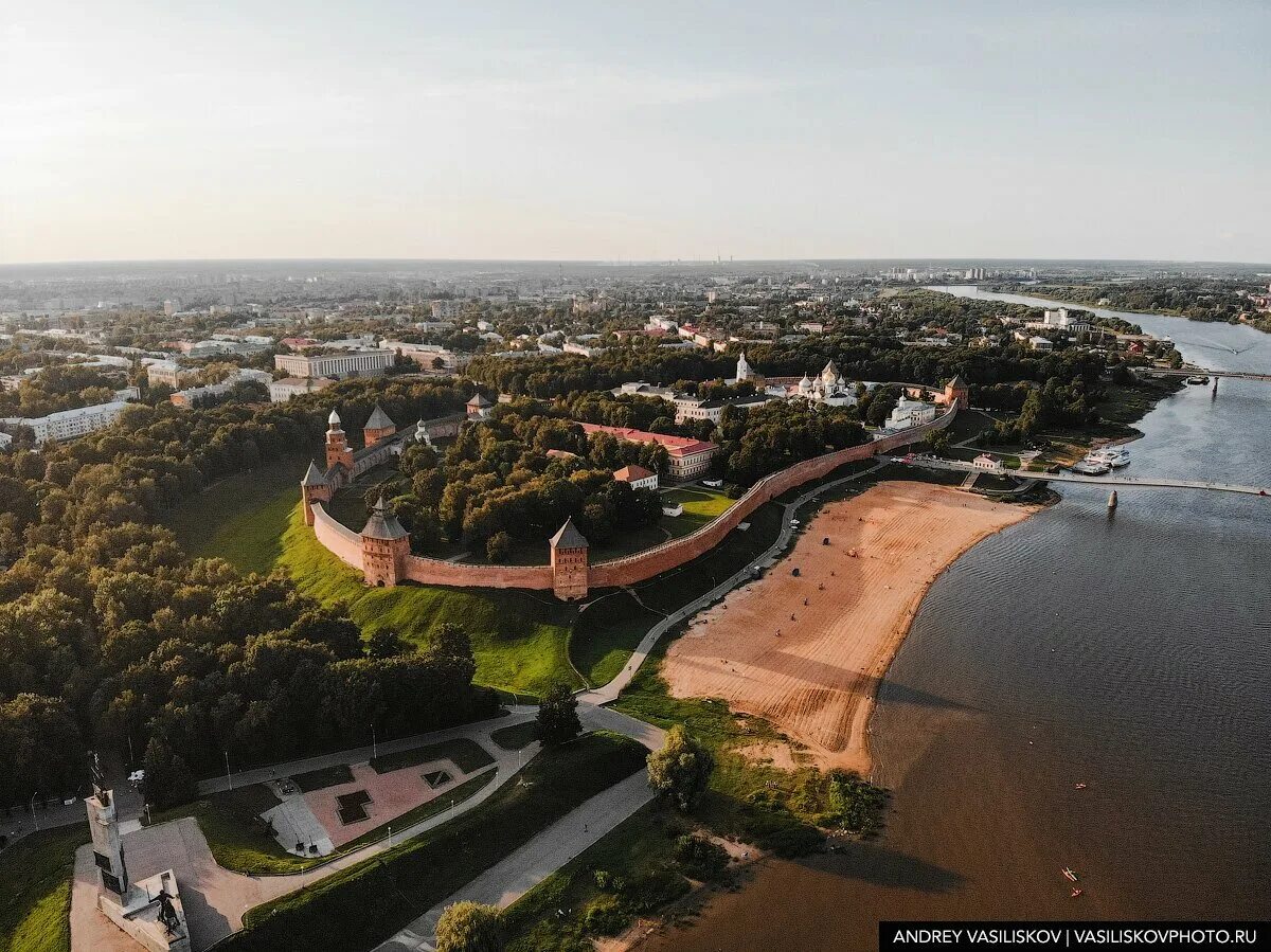 Сколько живет в новгороде. Великий Новгород Детинец Кремль. Новгородский Детинец достопримечательности Великого Новгорода. Великий Новгород Кремль с высоты птичьего полета. Новгород Детинец с высоты птичьего полета.