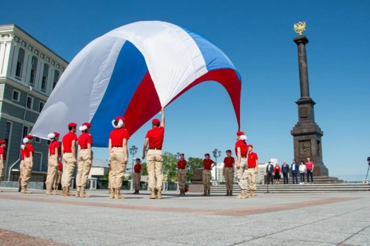 С днем России фото. День России митинг. Флаг России на площади в Хабаровске. День России Хабаровск.