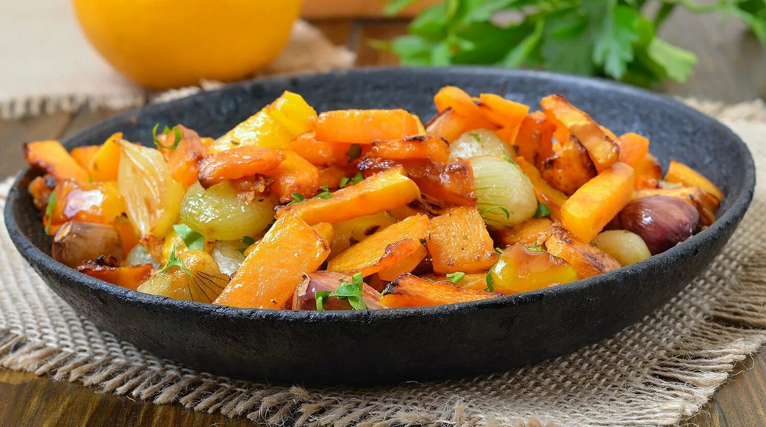 Баранина корейка тушеная с овощами. Мясо с овощами. Свиное рагу в духовке. Мясо тушеное с овощами. Вкусные блюда.