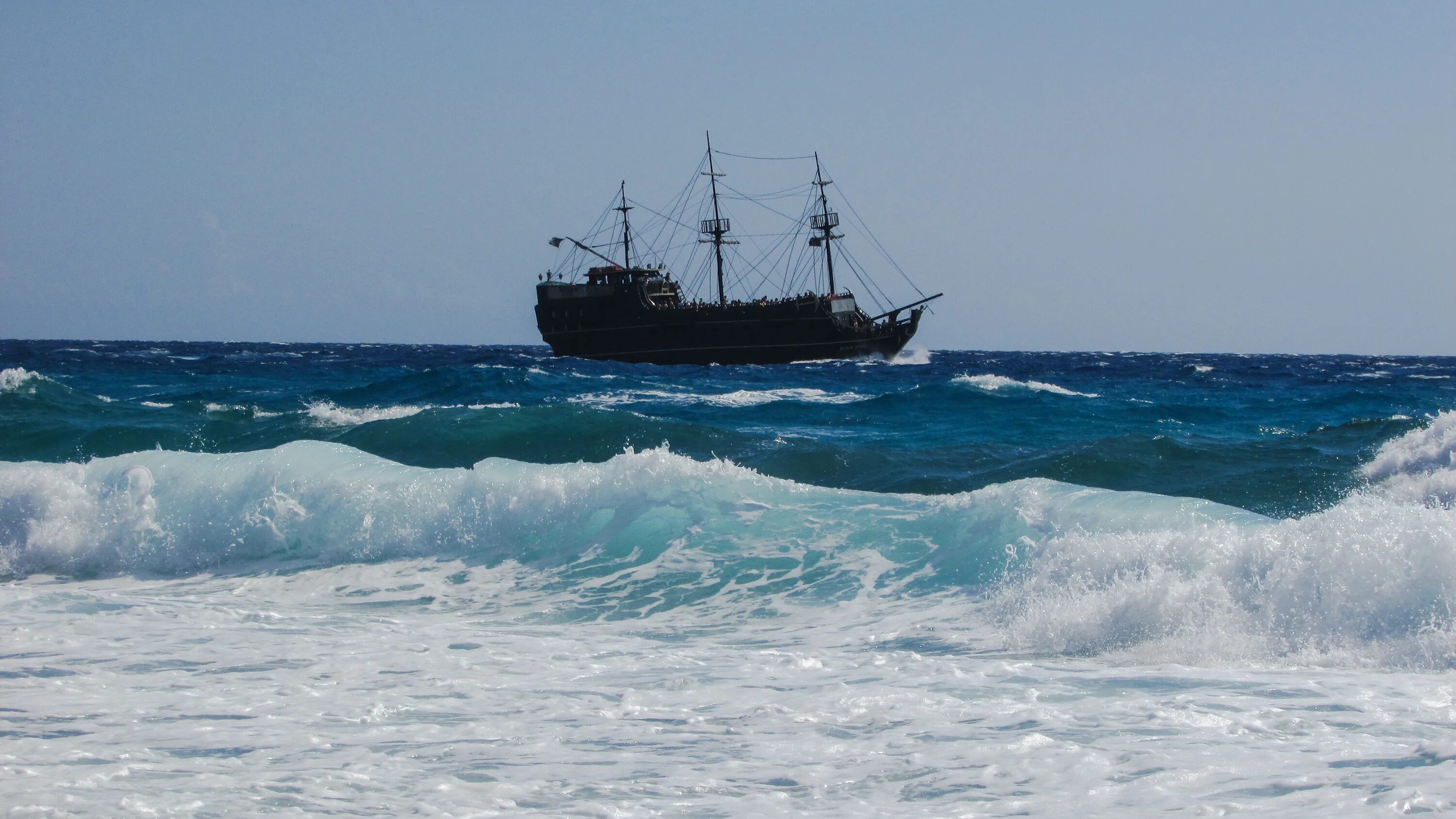 Про океанов корабли. Море шторм. Парусник в море. Корабль в Штормовом море. Корабль в океане.