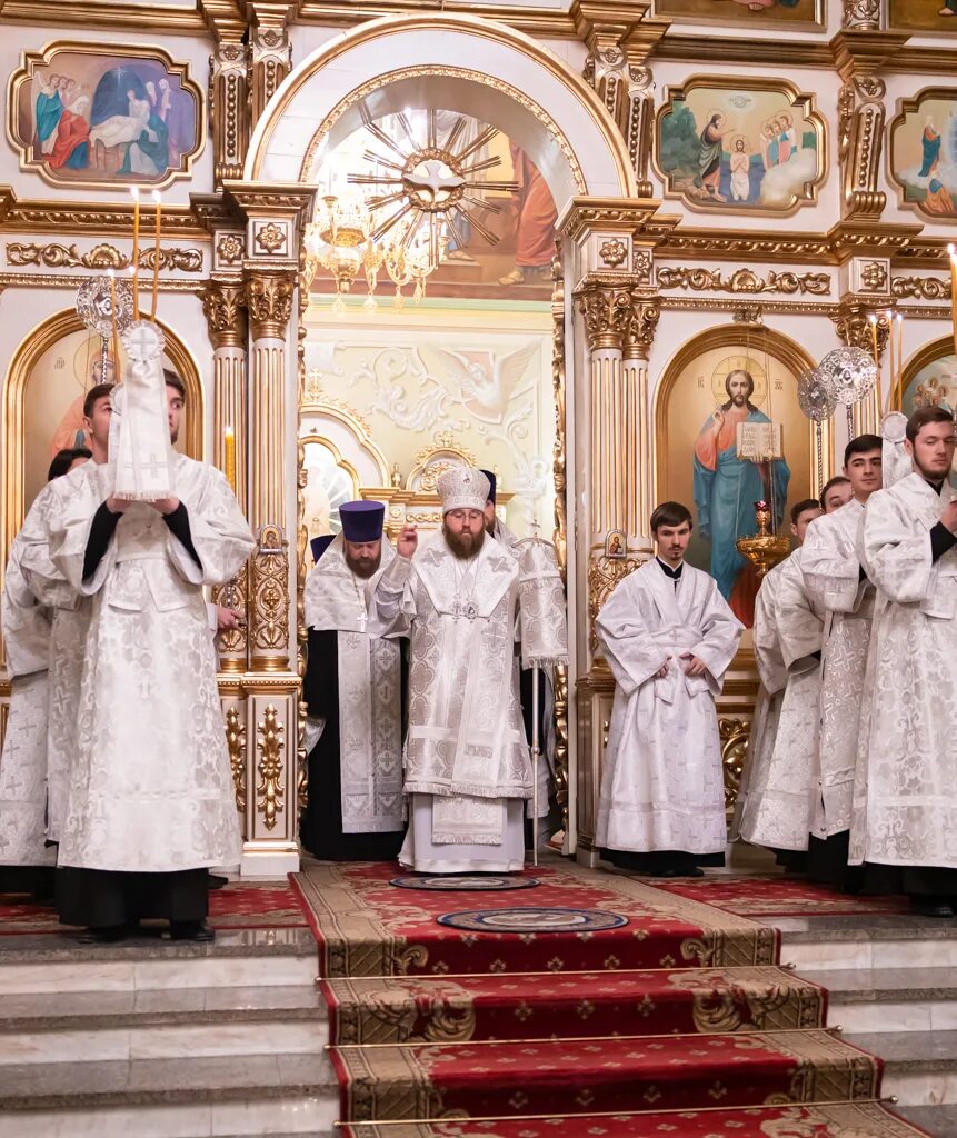 всенощным бдением. служба всенощное бдение. всенощное бдение сколько длится на крещение. неделя крестопоклонная храм христа спасителя. сретенский монастырь духовенство монастыря.