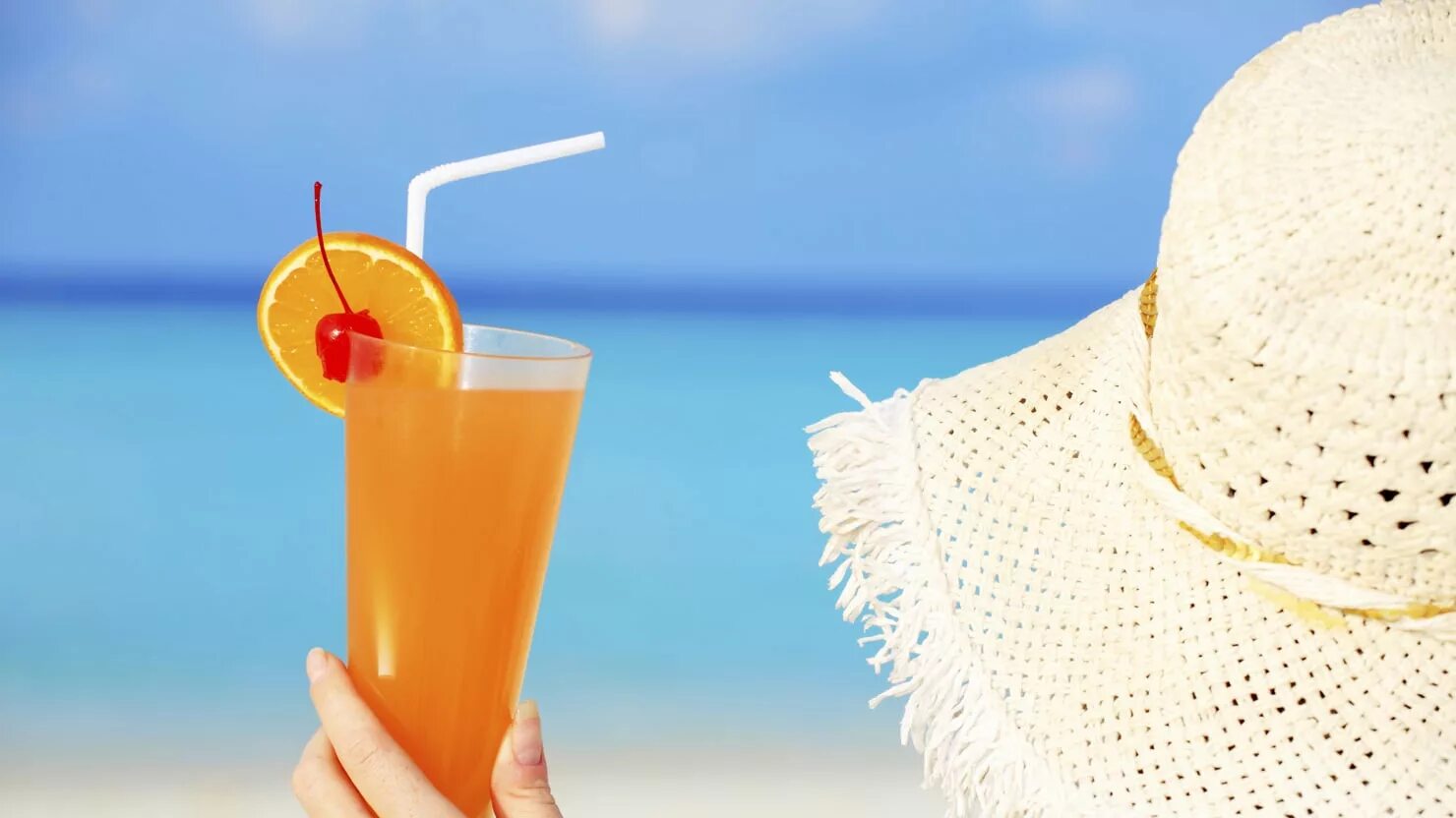 Beat the heat. Коктейль на пляже. Море пляж коктейль. Пляжный коктейль. Коктейль на море.