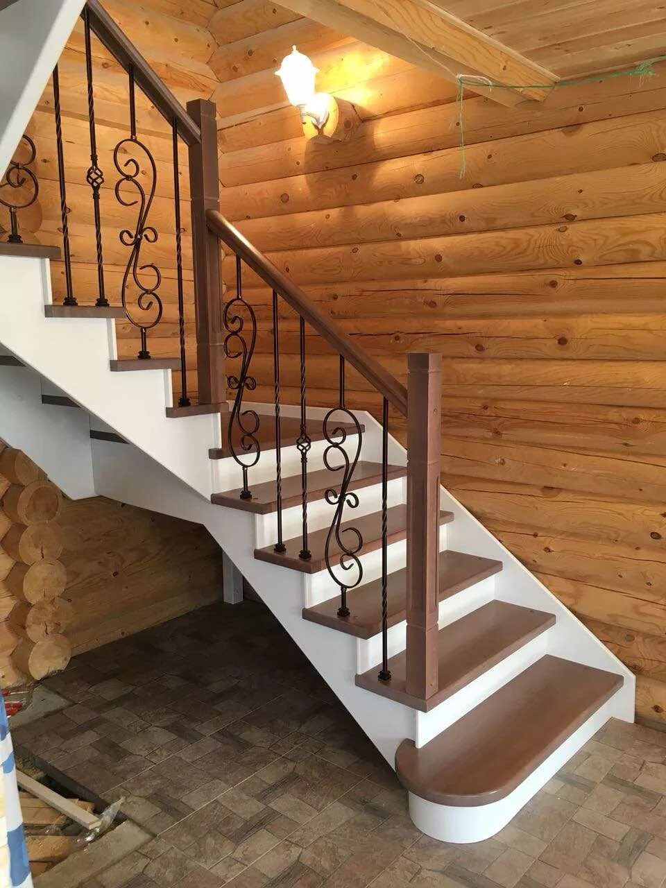 Лестницы для частного дома купить. Лестница деревянная. Лестница на второй этаж. Деревянные лестницы в частном доме. Лестница всдерквянном доме.