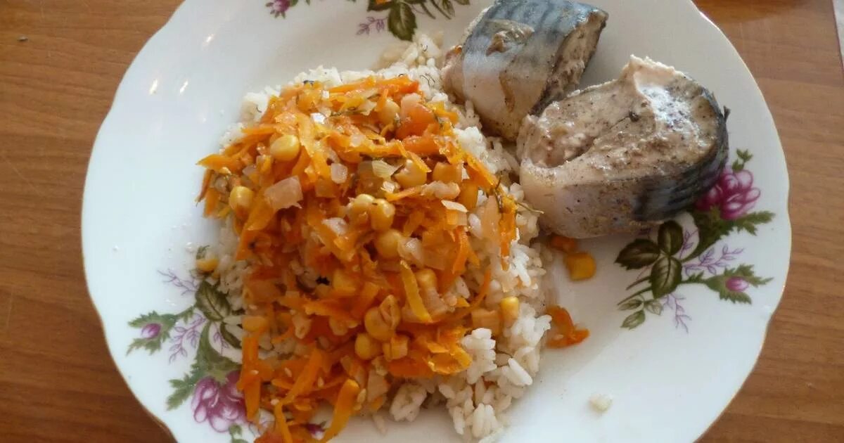 салат со скумбрией консервированной. салат с консервой скумбрия. салат с консервой скумбрия. салат со скумбрией консервированной и рисом. салат с рисом и скумбрией консервированной.