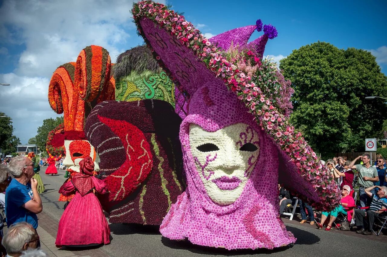 Про фестивали. Фестиваль цветов Bloemencorso в Голландии. Парад цветов Bloemencorso в Голландии. Парад цветов в Нидерландах Блюменкорсо. Нидерланды парад цветов 2020.