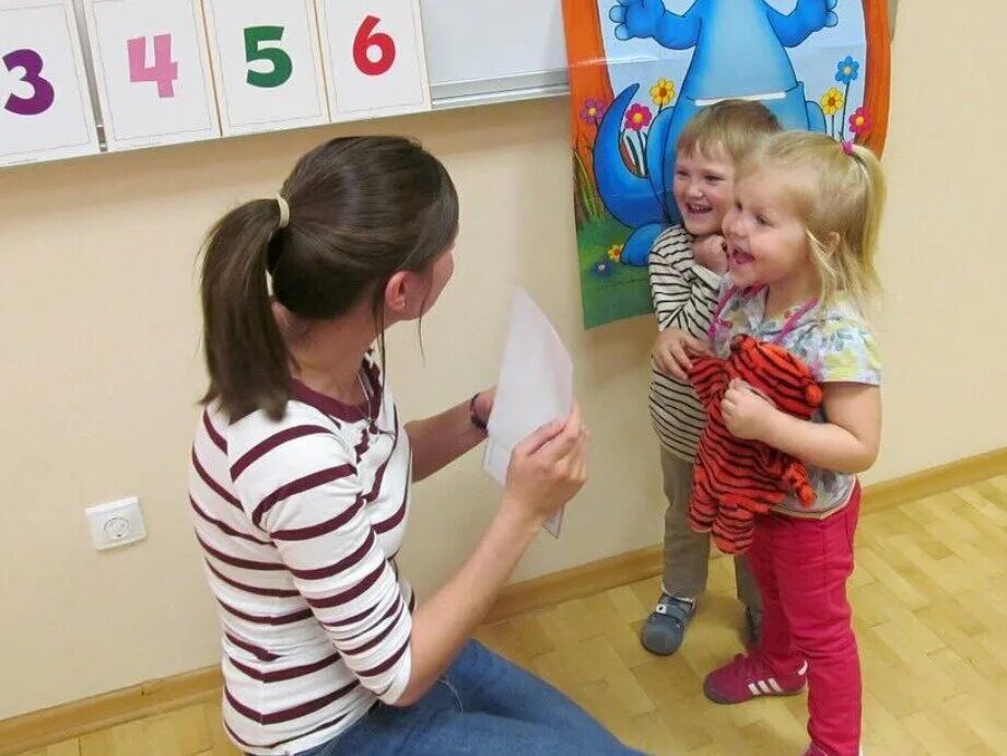 Поощрение школьника. Поощрение ребенка. поощрять дошкольников. похвала для детей в детском саду. воспитатель поощряет детей.