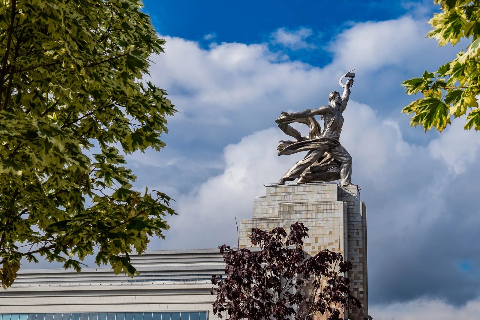 Памятник мосфильм. Памятник на ВДНХ рабочий и колхозница. Монумент «рабочий и колхозница» веры Мухиной (1937). Статую рабочий колхозница ВДНХ Москва.