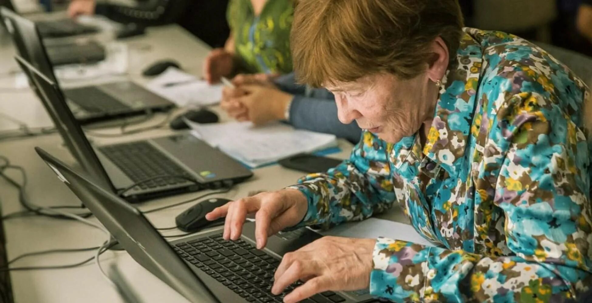 Работники предпенсионного возраста. Пожилые и компьютер. Работающие пенсионеры. Пожилой человек за компьютером. Пенсия.