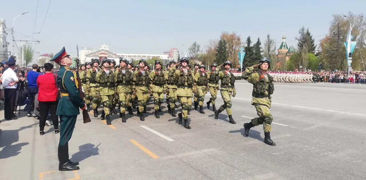 5 мая омск. Парад Победы Омск. Военный парад в Омске африканцы. Парад на площади в Омске. Парад 9 мая Омск.