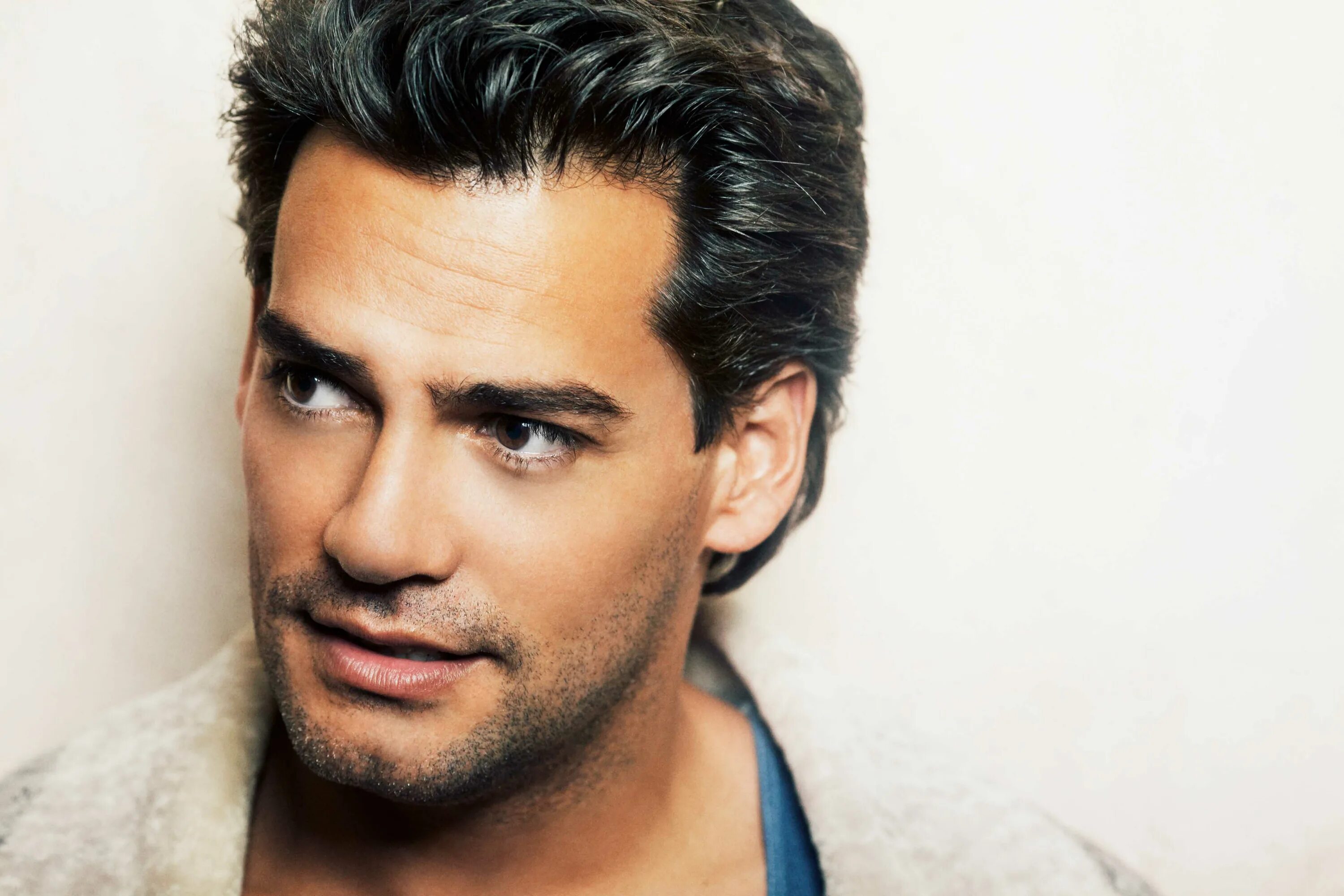 Кристиан де ла фуэнте фото. Кристиан рейес. Кристиан де ла фуэнте актер. Кристиан карабиас. Кристиан де ла кампа.