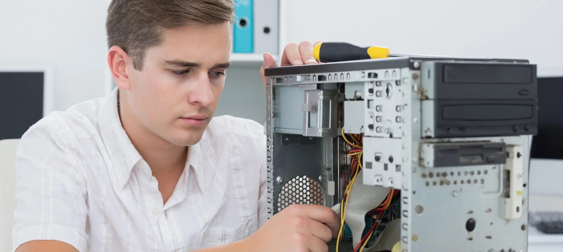 Специалист по оргтехнике. Починка компьютера. Снять работающий компьютер. Обслуживание пк. Снять работающий компьютер.