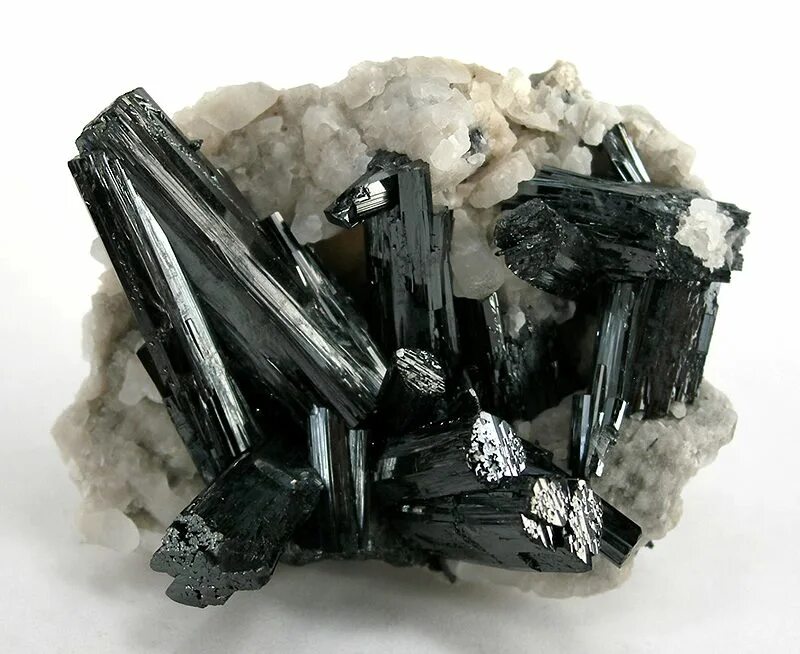 Манганит марганца. Бурая марганцевая руда манганит. Пиролюзит марганцевая руда. Манганит-магния.