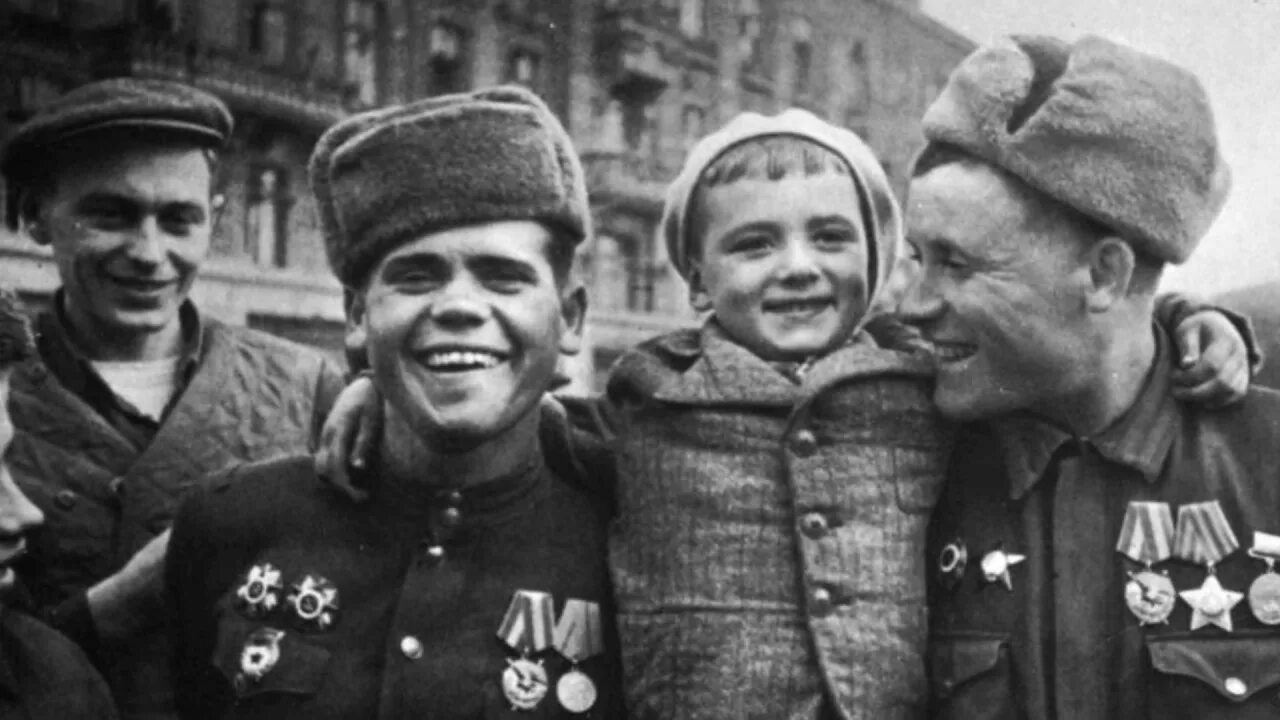 От героев былых времен дети. Дети в день Победы 1945. Солдаты на войне. Встреча с фронта. Дети солдаты Великой Отечественной войны.