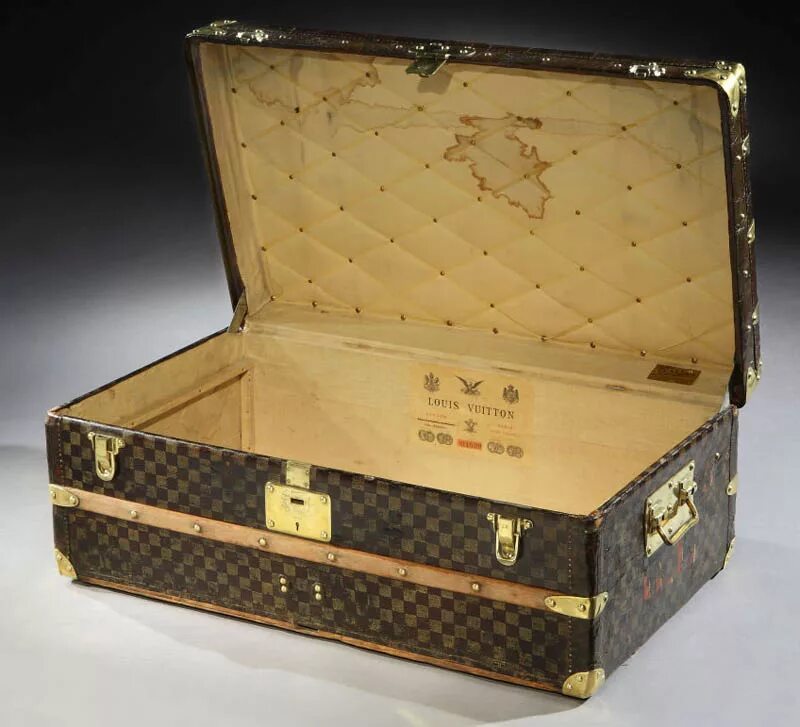 Ящике 1м. Первый чемодан Луи Виттона. Чемоданы Луи Виттон 19 век. Louis Vuitton чемодан Trianon. Первый чемодан Луи Виттон.