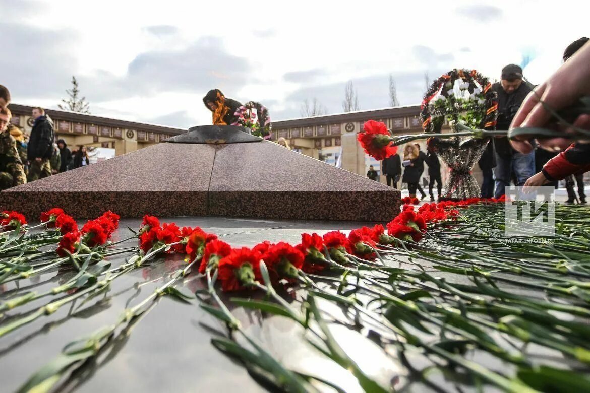 Кон 22. Возложение цветов к памятнику. Возложение цветов к памятнику погибшим в Великой Отечественной войне. Гирлянда к памятнику погибшим воинам. Дети возлагают цветы к памятнику солдатам.