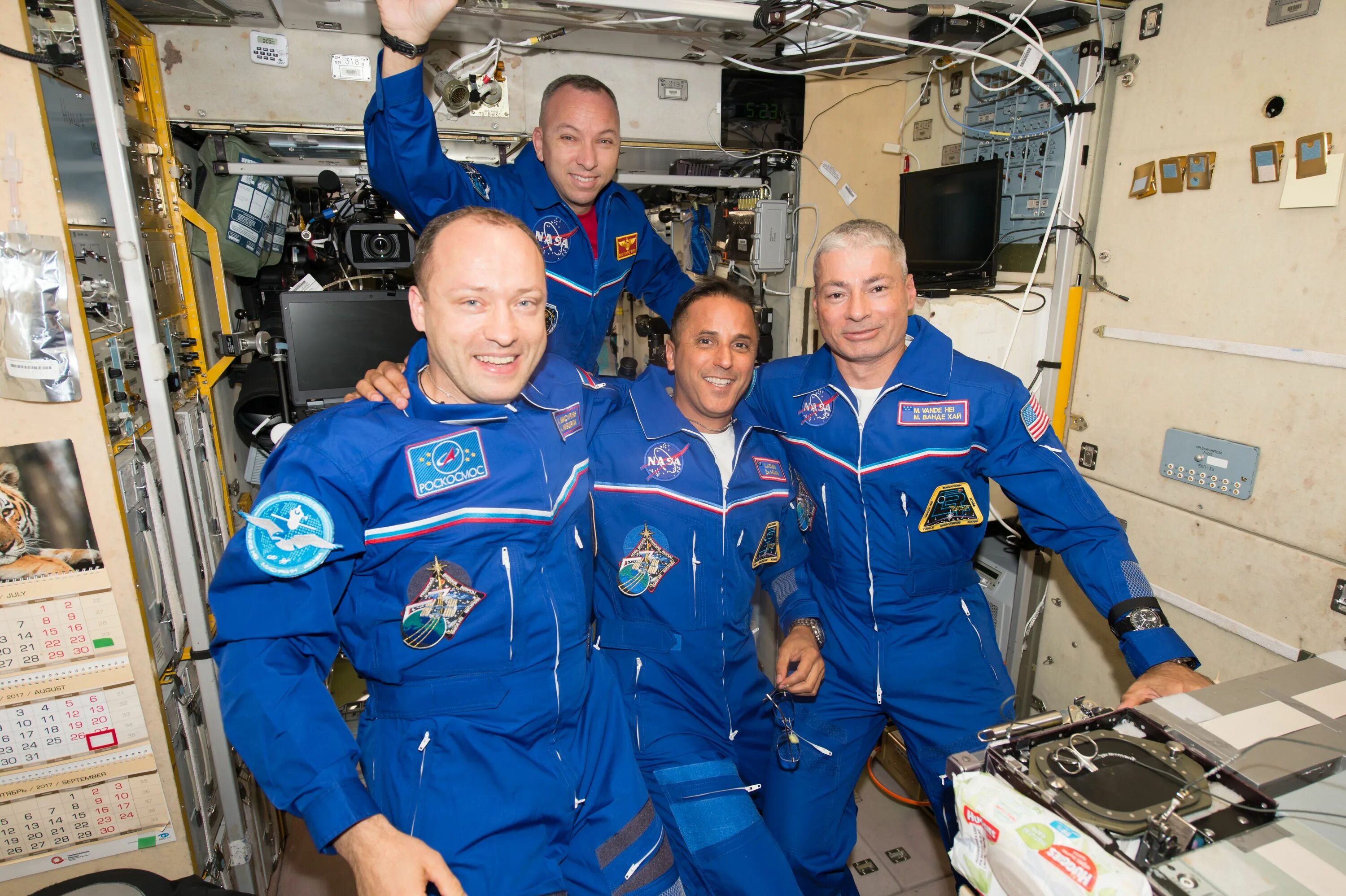 10 лет на орбите. Астронавты на МКС. Российские космонавты. Российские космонавты на МКС. Форма российских Космонавтов.