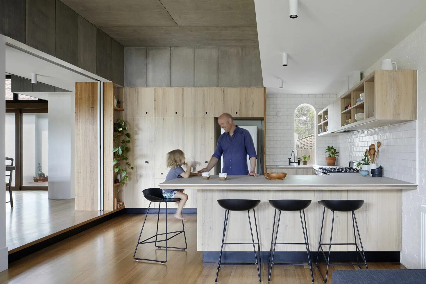 Where you i in the kitchen. Австралия кухня 4 фото в одном. 4k wallpapers of modern kitchen with happy family.