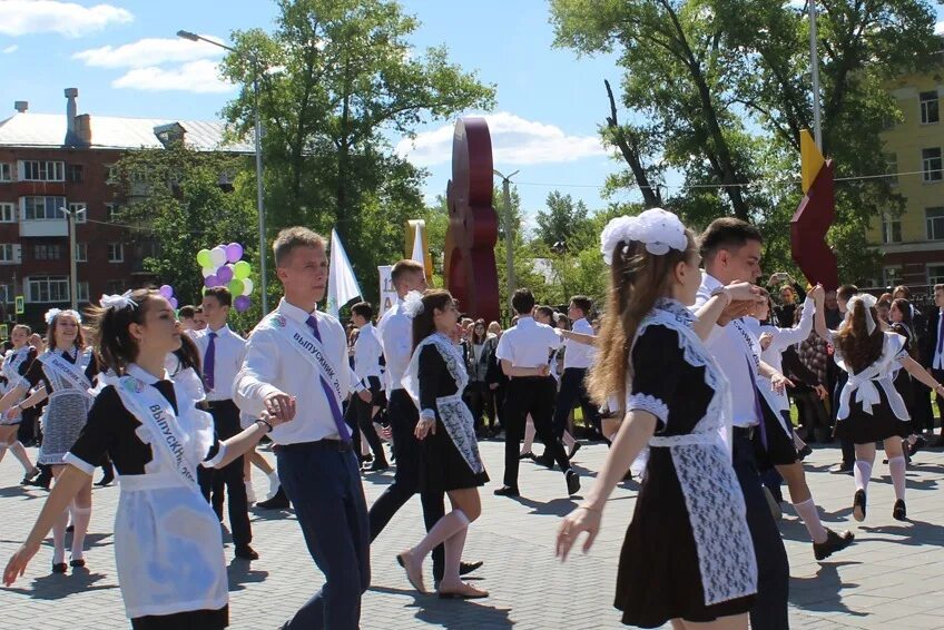 Вальс на выпускной 9 класс музыка. Вальс на последний звонок. Вальс выпускников на последний звонок. Выпускники танцуют вальс. Вальс школьники.