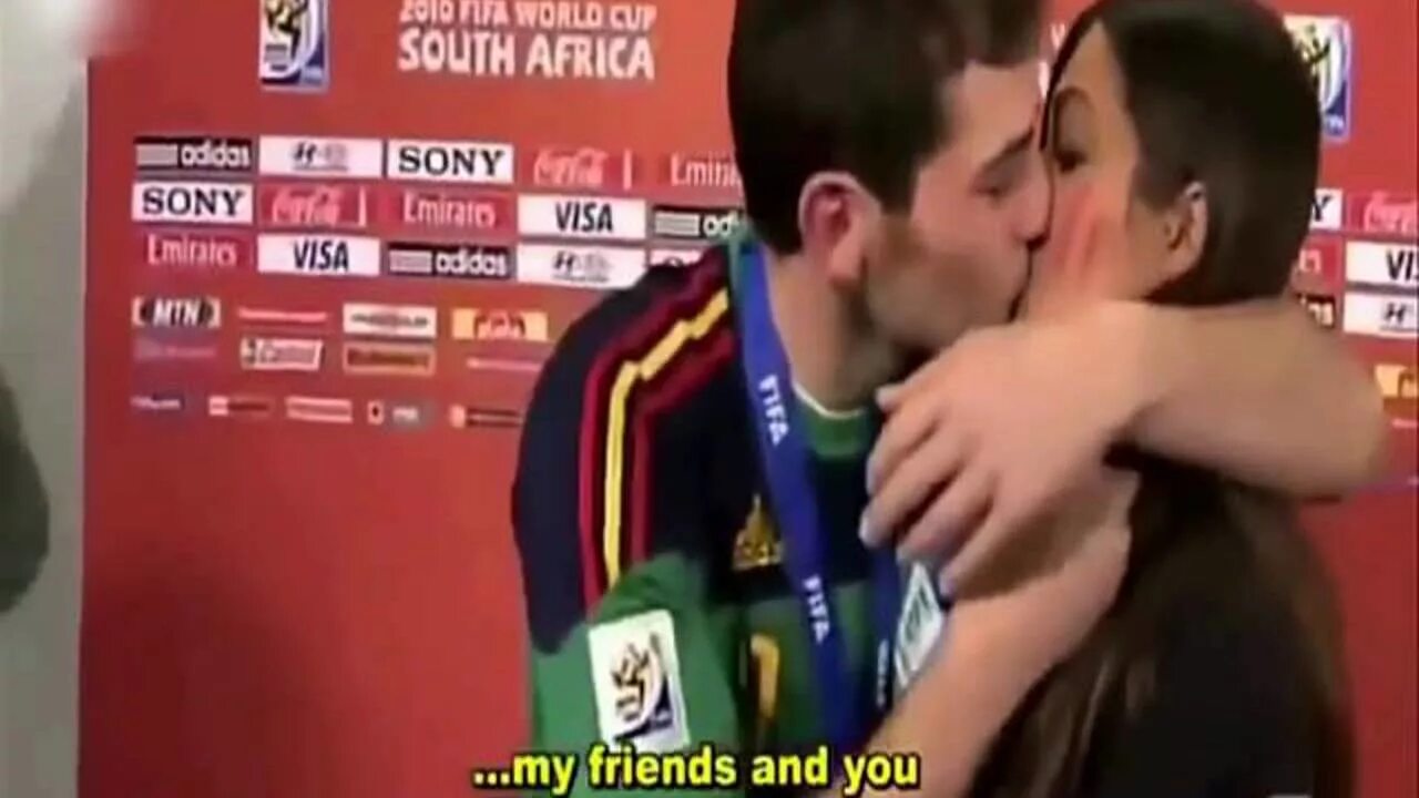 Бразильский поцелуй. Икер Касильяс поцеловал репортершу. Поцелуи спортсменов. Журналистка которую поцеловал Касильяс. Касильяс журналистка интервью.