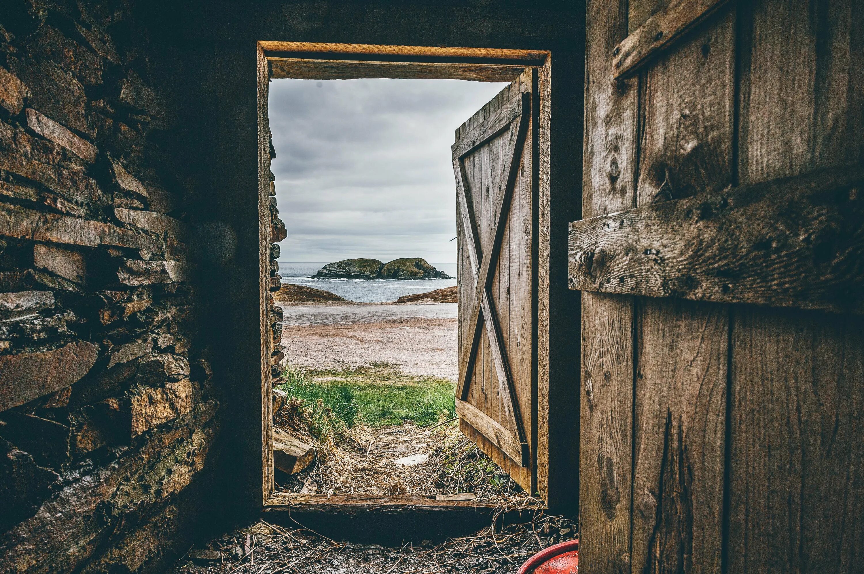 I was heard the door. Открытая дверь. Открытая Старая дверь. Приоткрытая дверь. Дверь открывается.