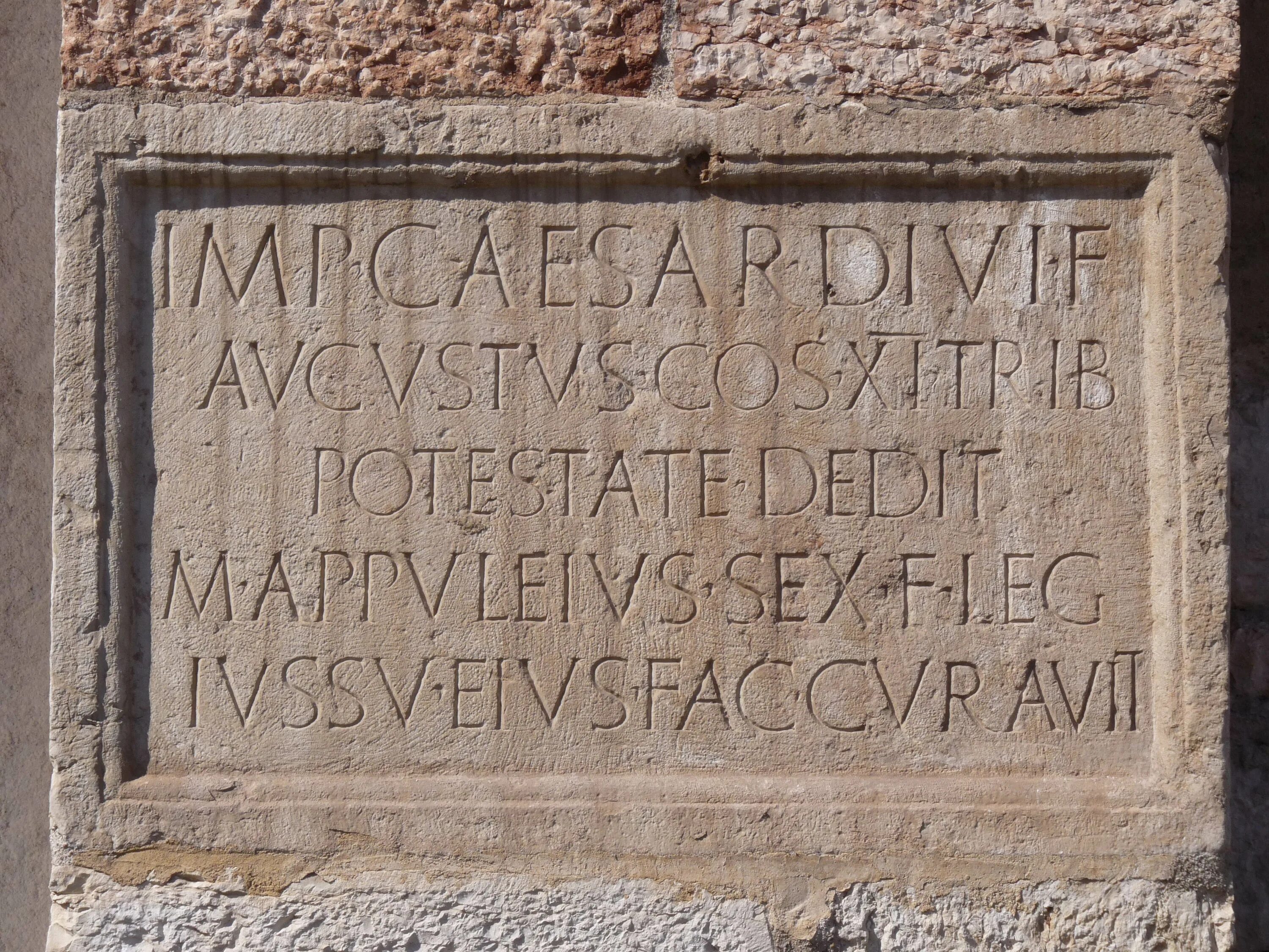 Старая латынь. Старая латынь. Доска латынь. Латинские надписи на камне. Письменность древнего рима.