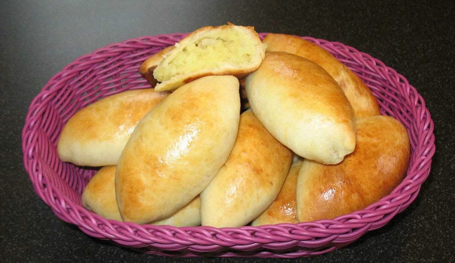 Печеный пирог с картошкой. Пирожки с картошкой. печеные пирожки с картошкой. пирожок печеный с картофелем. пирожки с картошкой в духовке.