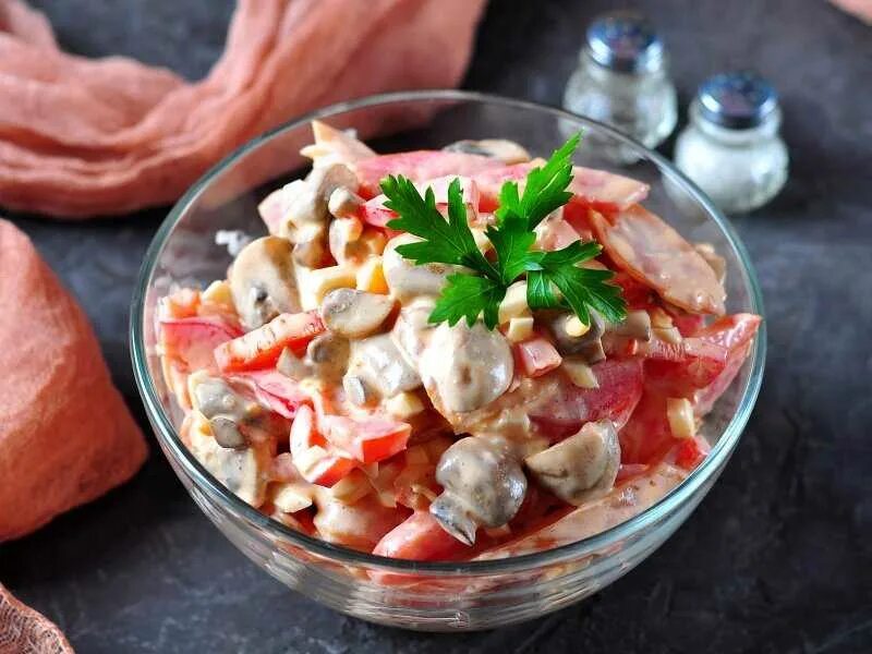 Какой салат сделать с курицей. Салат с копченой. Салат с копчёной курицец. Салат с копченой курочкой. Салат из копченой куриной грудки.