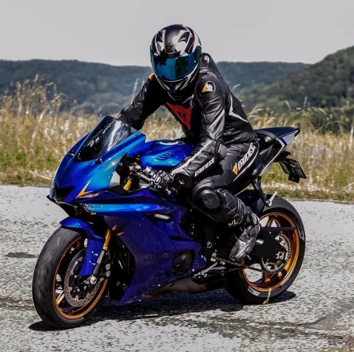 Ямаха р6 с пилотом. Спортбайк. Yamaha yzf r1 2011. Мотоцикл бмв мототаня. Yamaha yzf r1 2012.