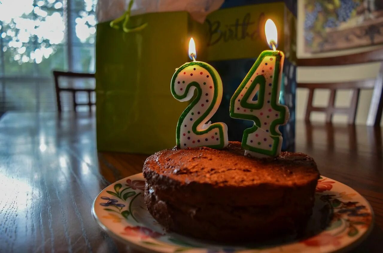Fc 24 birthday. Торт на 24 года. С днём рождения 24 года. Торт на 24 летие. 24 Года день рождения картинки.