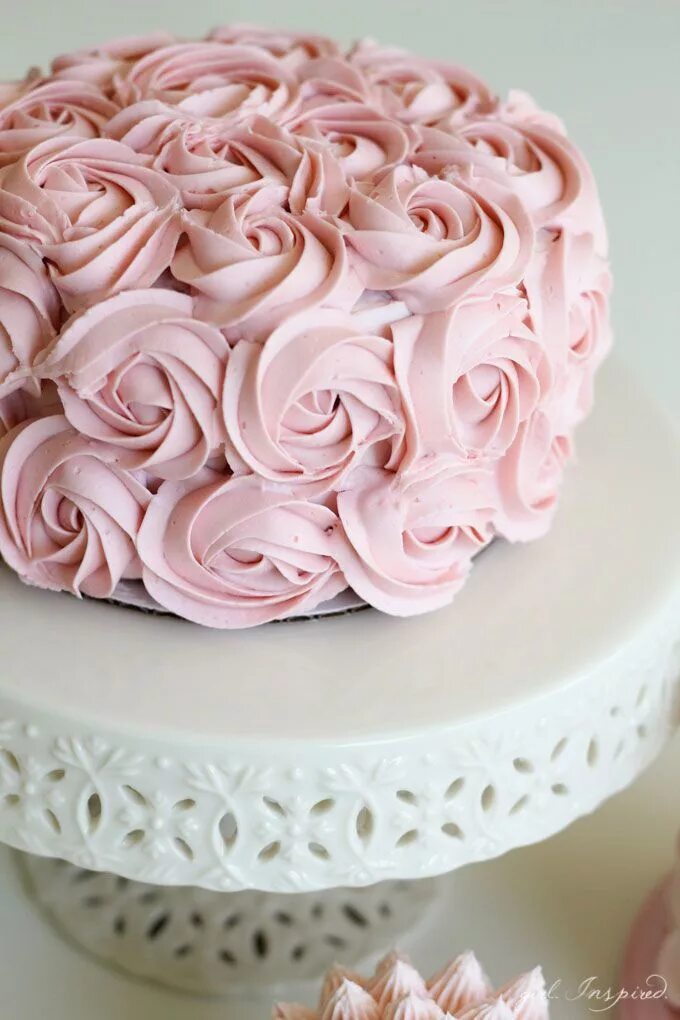 Cake decorating. Кремовое украшение торта. Украшение торта кремовыми цветами. Торт с кремовым декором. Украшение торта розочками.